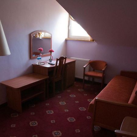 Dwor Dluzniewo Bed and Breakfast Esterno foto