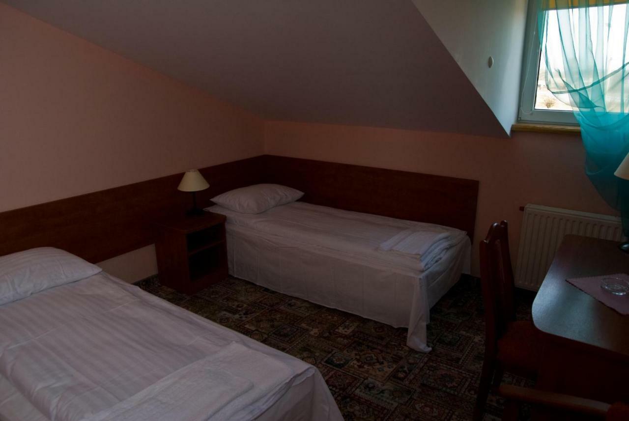 Dwor Dluzniewo Bed and Breakfast Esterno foto