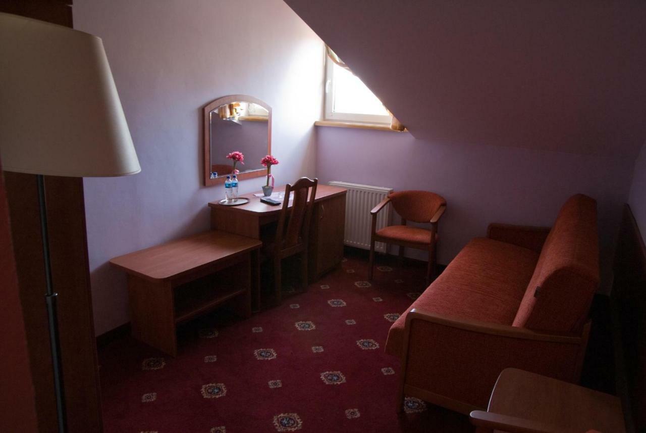 Dwor Dluzniewo Bed and Breakfast Esterno foto