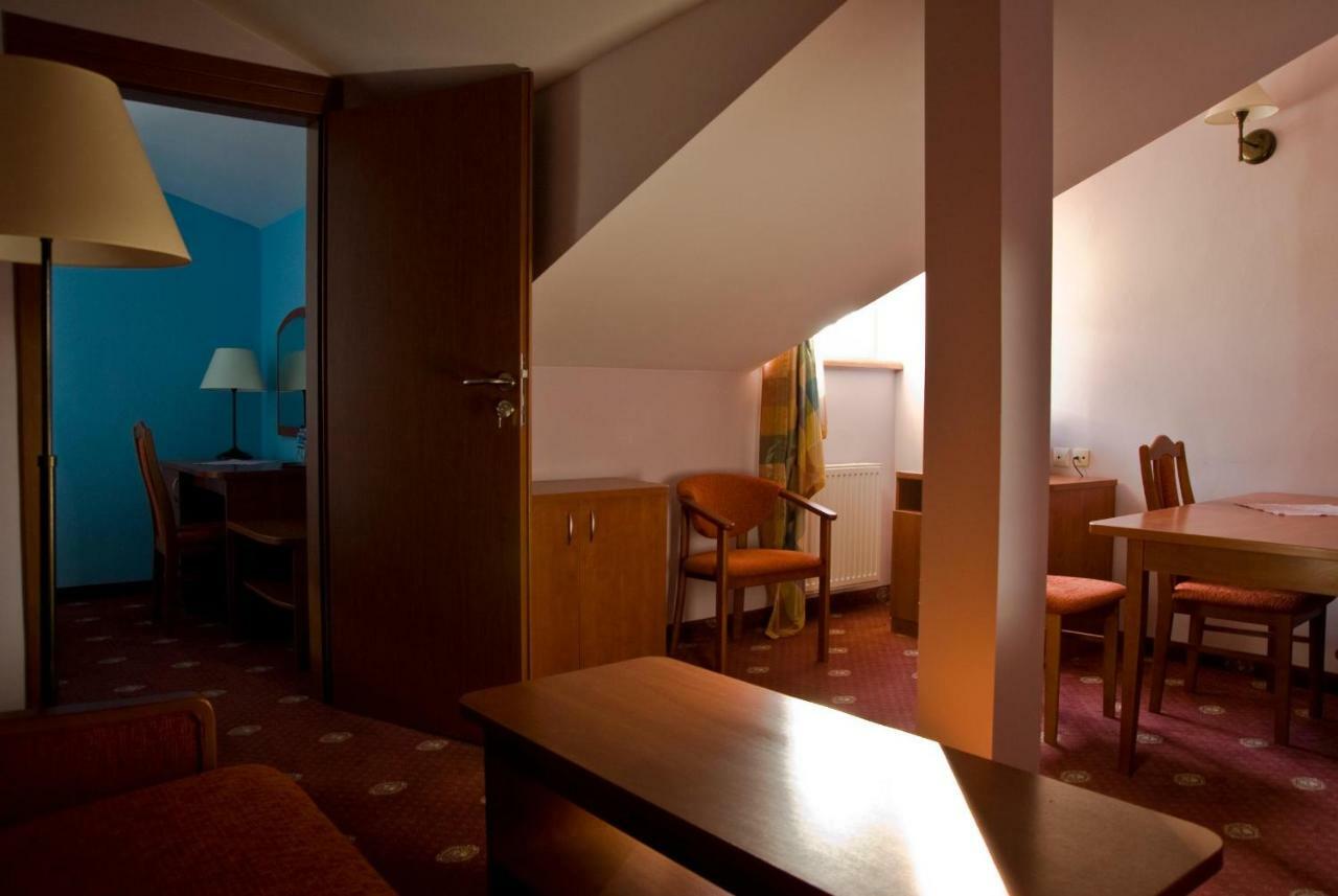 Dwor Dluzniewo Bed and Breakfast Esterno foto