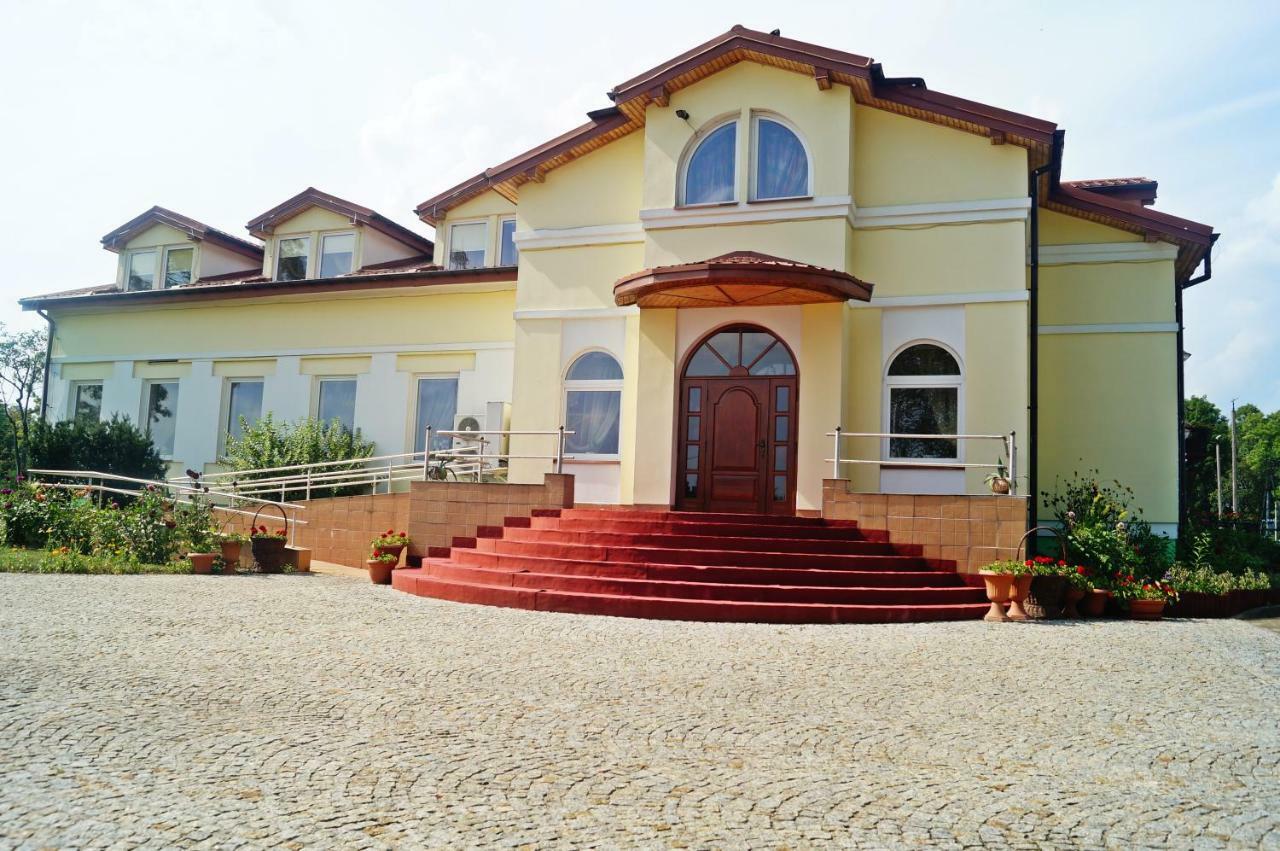 Dwor Dluzniewo Bed and Breakfast Esterno foto